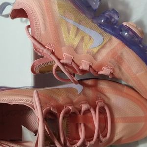 Women's NIKE Sneakers- NEW/ Worn 2 times